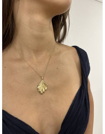 Collier doré pendentif à feuille