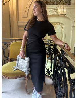 Robe longue noire bijoux doré