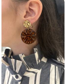 Boucles d’oreilles pendantes dorées détails marbre marron
