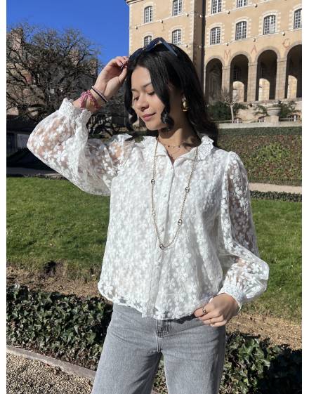 Chemise blanche à dentelle à détails fleurs