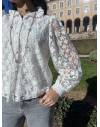 Chemise blanche à dentelle à détails fleurs