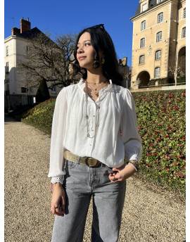 Chemise blanche à boutons blancs