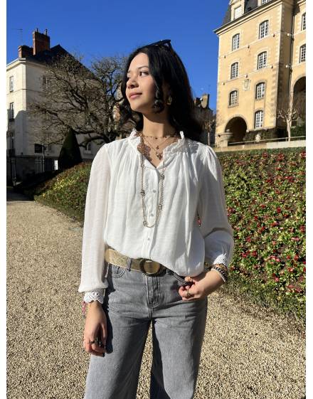 Chemise blanche à boutons blancs