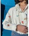 Blouse à rayures avec broderies florales bleues