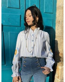 Blouse à rayures bleues ornée de broderies florales jaunes