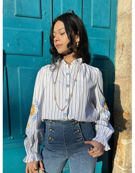 Blouse à rayures bleues ornée de broderies florales jaunes