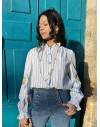 Blouse à rayures bleues ornée de broderies florales jaunes