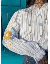 Blouse à rayures bleues ornée de broderies florales jaunes