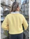 Gilet jaune en laine à boutons blancs