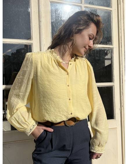 Blouse jaune avec finitions en dentelle