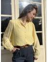 Blouse jaune avec finitions en dentelle