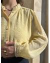 Blouse jaune avec finitions en dentelle