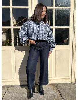 Jean bleu brut avec une ligne de boutons