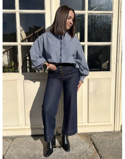 Jean bleu brut avec une ligne de boutons