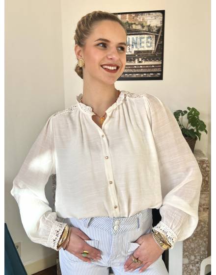 Blouse avec dentelle blanche