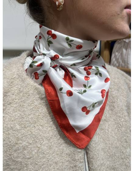 Carré style soie motif cerise