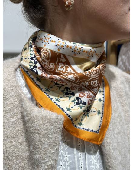 Carré style soie motif orange