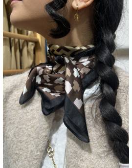 Carré Style Soie À Motifs Noir et Marron
