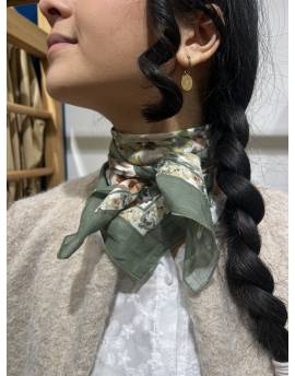 Foulard kaki à motif floral