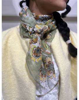Grand foulard kaki à motif floral