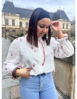 Blouse à col victorien avec fleurs brodées