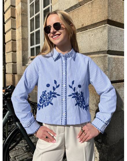 Chemisier rayé court avec broderies fleuries