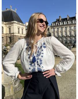 Blouse blanche avec broderies bleues