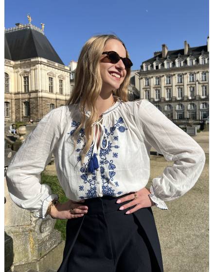 Blouse en coton blanc avec broderies bleues
