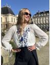 Blouse en coton blanc avec broderies bleues