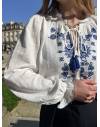 Blouse en coton blanc avec broderies bleues
