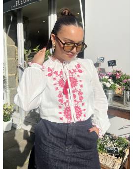 Blouse Blanche Avec Broderies roses