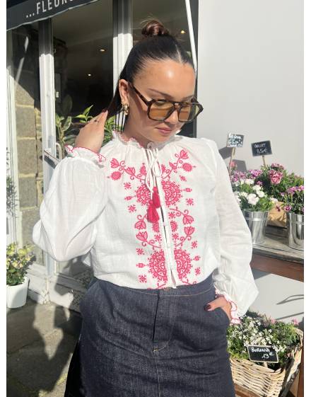 Blouse en coton blanc avec broderies roses