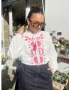 Blouse en coton blanc avec broderies roses