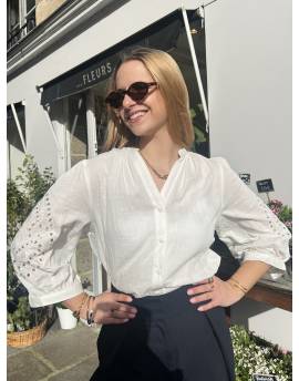 Blouse à manches 3/4 avec broderie blanche