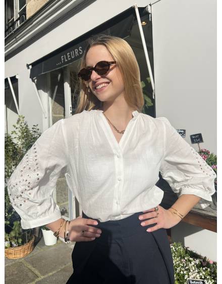 Blouse à manches 3/4 avec broderie blanche