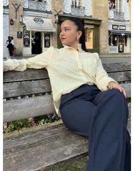 Blouse à rayures jaunes avec col collerette