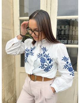 Blouse à collerette et broderies bleues