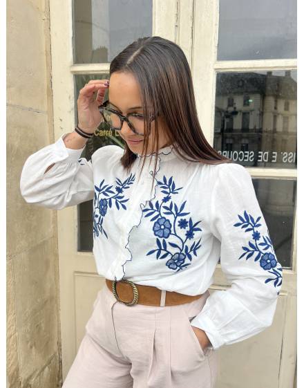 Blouse à collerette et broderies bleues