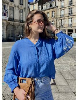 Blouse bleue à manches 3/4 avec broderies