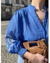 Blouse bleue à manches 3/4 avec broderies