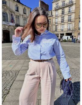 Chemisier bleu à rayures avec broderie