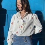 Blouse À Rayures Avec Broderies Florales Bleues