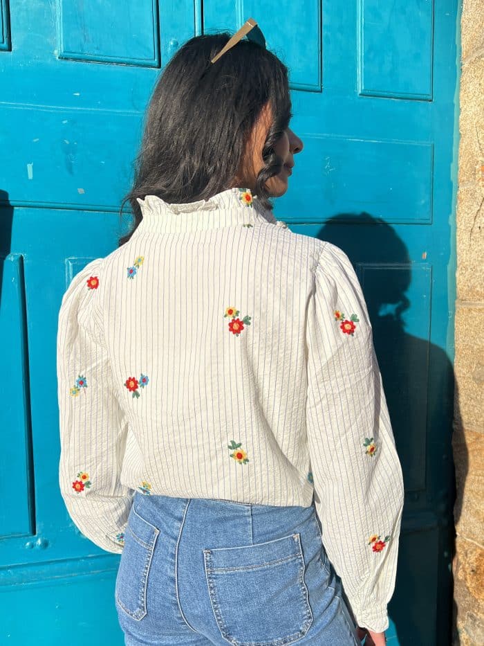 Blouse À Rayures Avec Broderies Florales Bleues