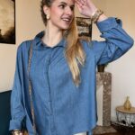 Blouse bleue à col collerette