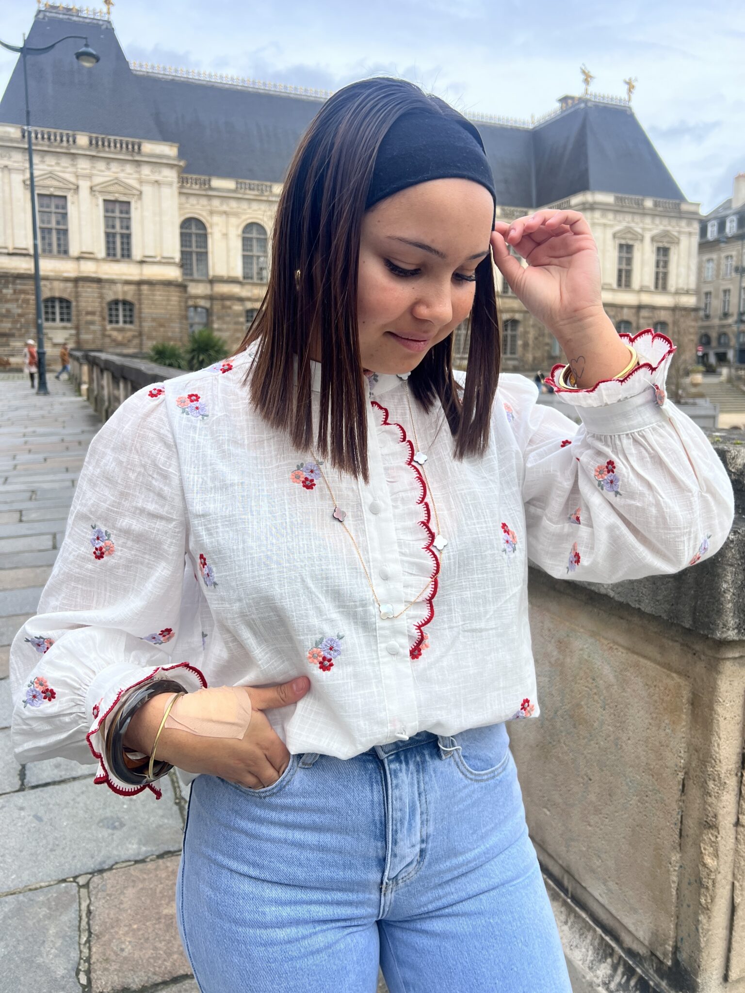Blouse À Col Victorien Avec Fleurs Brodées Blouse À Col Victorien Avec Fleurs Brodées