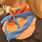 Foulard Bleu À Motif Orange