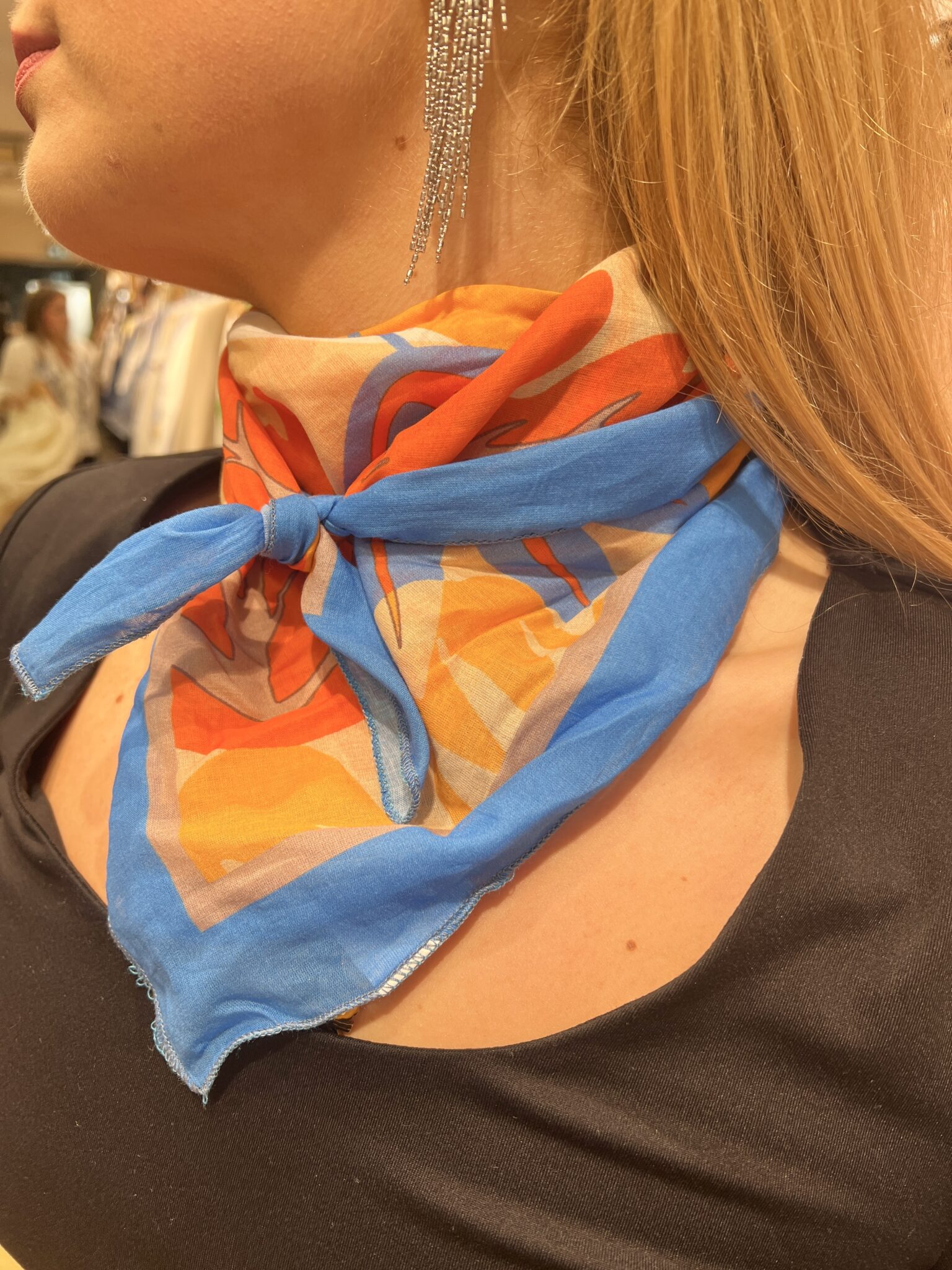 Foulard Bleu À Motif Orange Foulard Bleu À Motif Orange