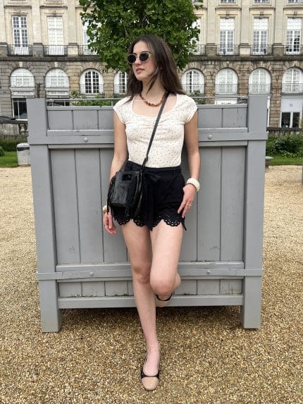 Short avec ceinture et broderies