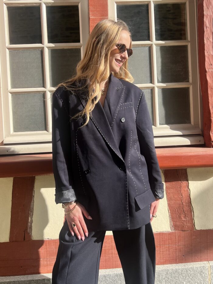 Blazer Bleu Marine Avec Coutures Apparentes Blazer Bleu Marine Avec Coutures Apparentes
