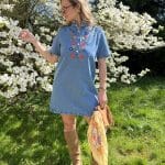 Robe en jean avec broderies fleurs